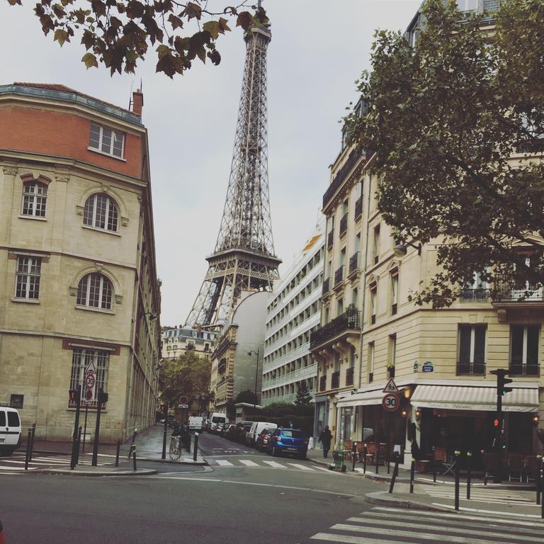 Eiffel Tower Champs De Mars Lägenhet Paris Exteriör bild