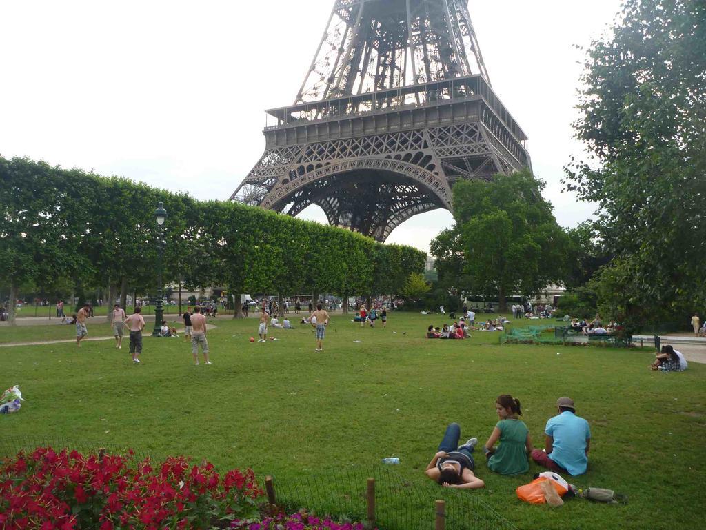 Eiffel Tower Champs De Mars Lägenhet Paris Exteriör bild